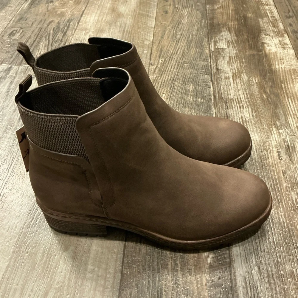 Elegant Brown Ankle Booties Size 8